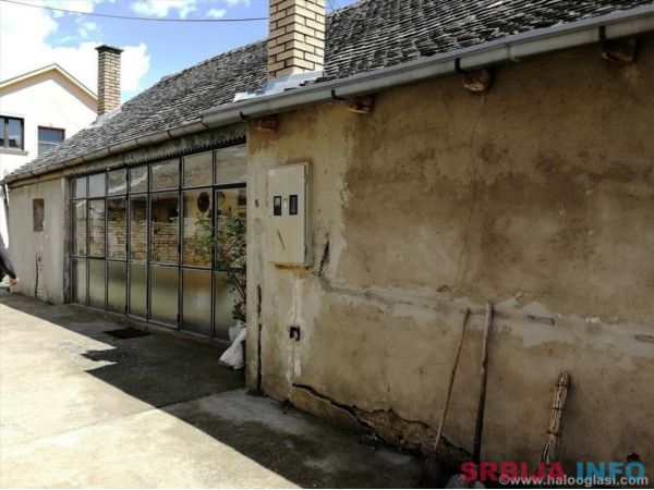 Prodajem novu i staru kucu sa placem u Pancevu