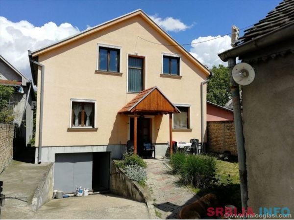 Prodajem novu i staru kucu sa placem u Pancevu