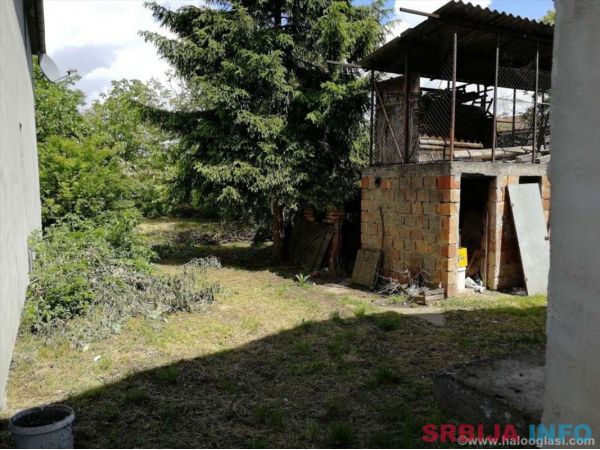 Prodajem novu i staru kucu sa placem u Pancevu