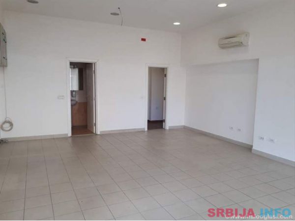 Lokal 43m2 u novijoj zgradi pogodan za sve namene