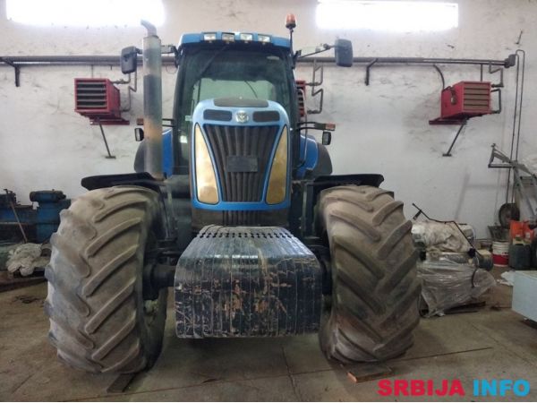Prodajem traktor NEW HOLLAND T8040