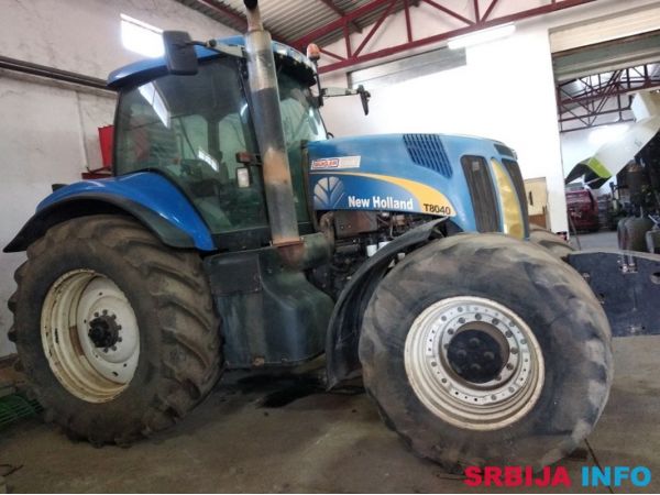 Prodajem traktor NEW HOLLAND T8040