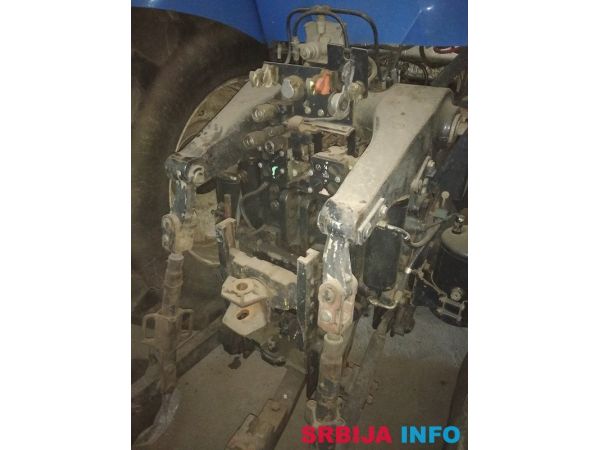 Prodajem traktor NEW HOLLAND T8040