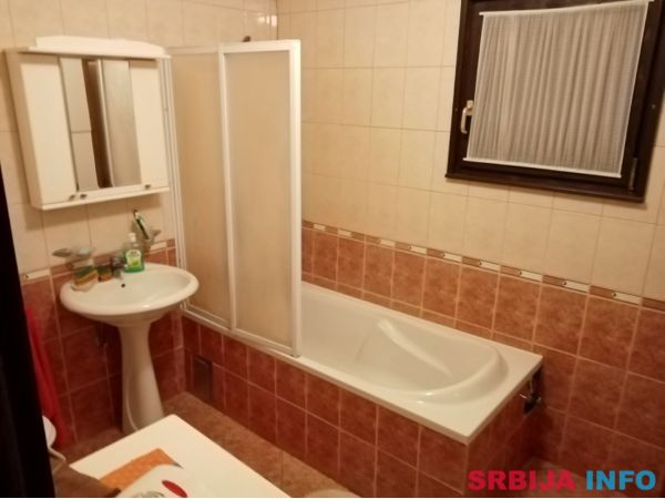 Prodajem kucu na Palicu