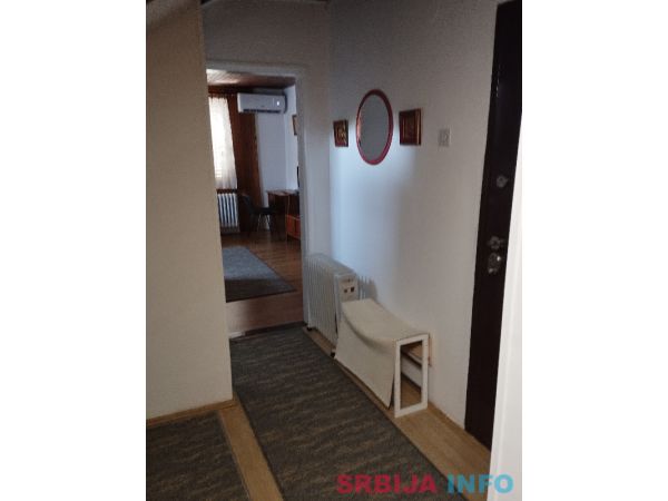 Izdajem jednosoban name&scaron;ten stan