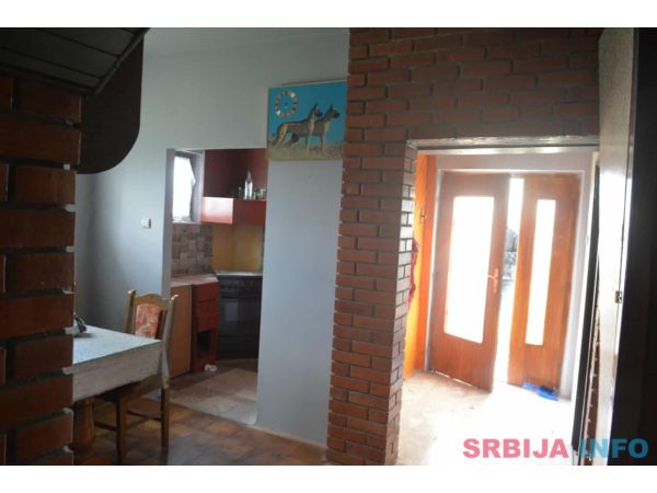 Useljiva kuca sa 6.5 ari placa na 3 etaze u Mionici 