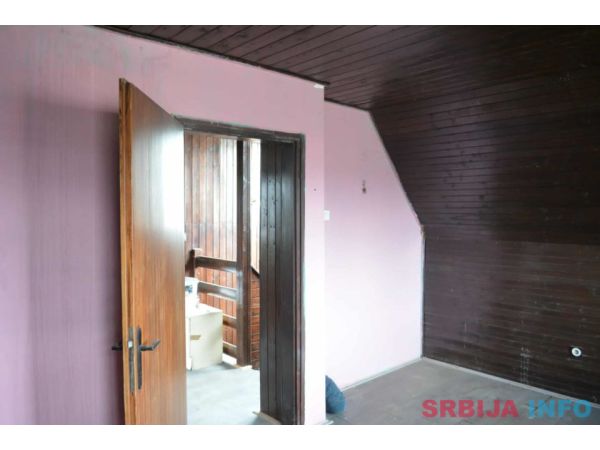 Useljiva kuca sa 6.5 ari placa na 3 etaze u Mionici 
