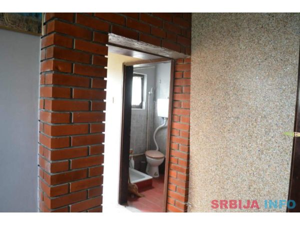 Useljiva kuca sa 6.5 ari placa na 3 etaze u Mionici 