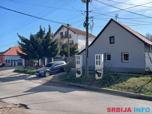 Prodajem polovinu kuce sa sopstvenim dvoristem-Petrovaradin
