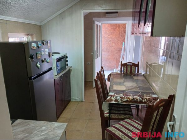 Prodajem polovinu kuce sa sopstvenim dvoristem-Petrovaradin