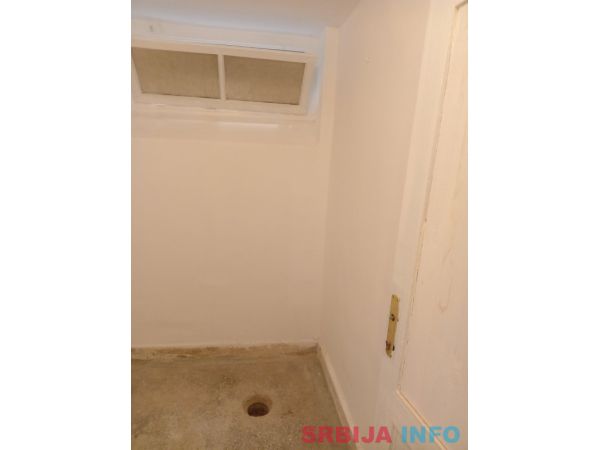 Prodajem stan u Vr&scaron;cu idealan kao poslovni prostor