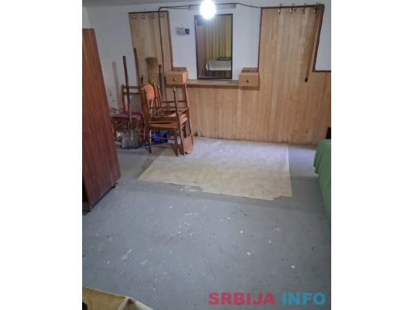 Deo kuce u nizu na izuzetnoj lokaciji