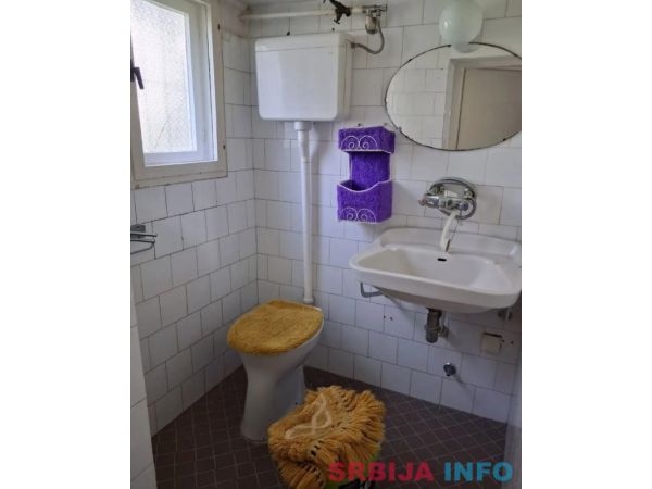 Deo kuce u nizu na izuzetnoj lokaciji