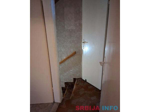 Deo kuce u nizu na izuzetnoj lokaciji