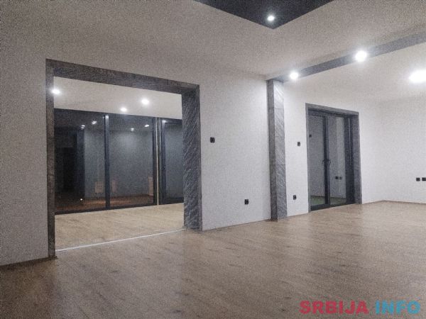 Sremcica, centar ul. Beogradska lokal 55m2(+11m2)