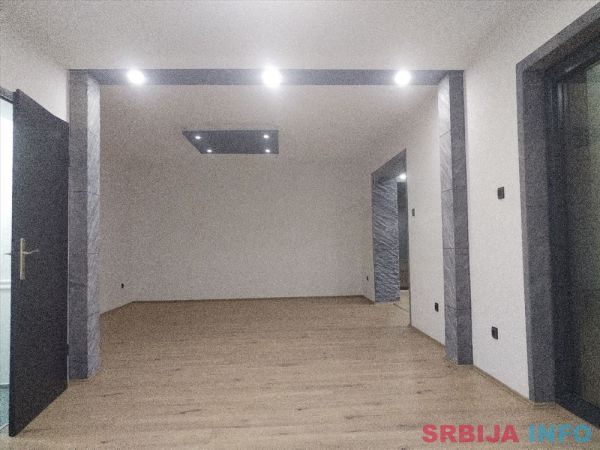 Sremcica, centar ul. Beogradska lokal 55m2(+11m2)