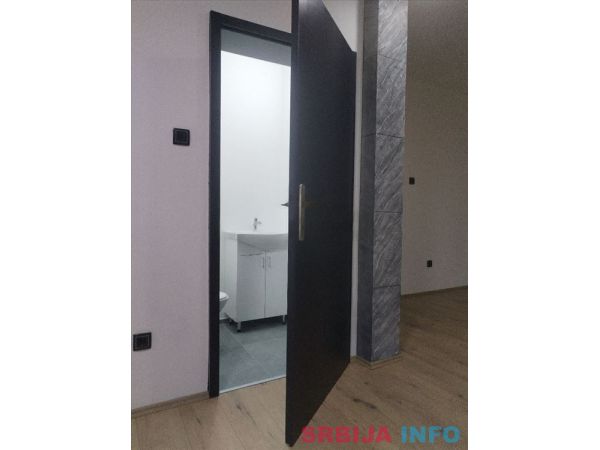 Sremcica, centar ul. Beogradska lokal 55m2(+11m2)