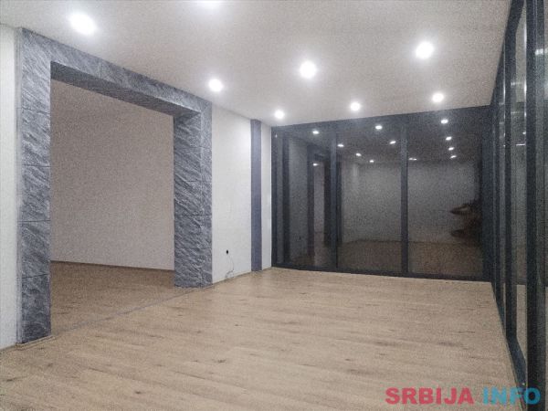 Sremcica, centar ul. Beogradska lokal 55m2(+11m2)