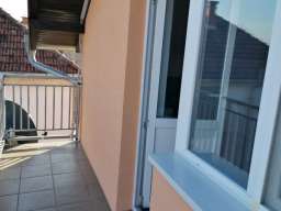 Prodaja kuce sa vise stanova i garazom Indjija