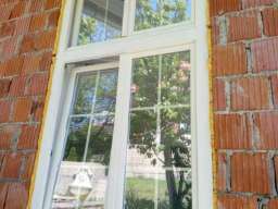 Na prodaju krugli prozor I kvalitetni drveni 