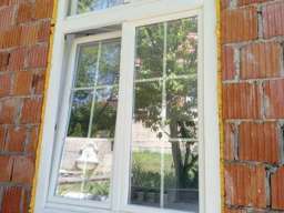 Na prodaju krugli prozor I kvalitetni drveni 