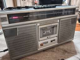 Stari radio kasetofon sharp GF 6060