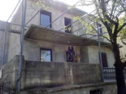 Prodajem kucu sa dvoristem na vikend naselju Ivanica, sa pog