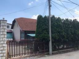 Dve kuce na placu-Ledine