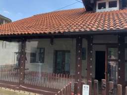 Dve kuce na placu-Ledine