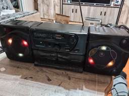 Futachi radio kasetofon dupli dek sa svetla na zvusnici