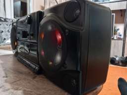 Futachi radio kasetofon dupli dek sa svetla na zvusnici