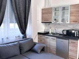 EKSKLUZIVNA PRODAJA-polovina vile sa 2 apartmana u centru Mataru&scaron;ke Banje