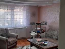 Prodajem dve kuce na jednom placu