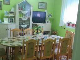 Prodajem dve kuce na jednom placu