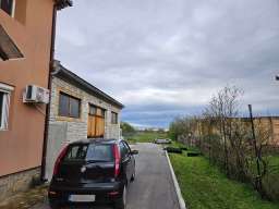 Kuca u Rajkovcu sa pomocnim objektima i placem