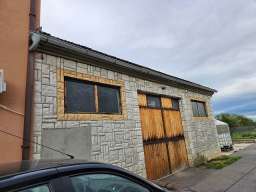 Kuca u Rajkovcu sa pomocnim objektima i placem