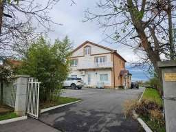 Kuca u Rajkovcu sa pomocnim objektima i placem