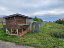 Kuca u Rajkovcu sa pomocnim objektima i placem