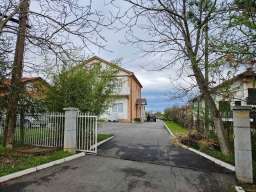 Kuca u Rajkovcu sa pomocnim objektima i placem