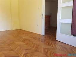 Uknjizen 1.5 stan sa dvoristem, garazom i pom. pros