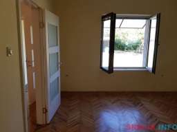 Uknjizen 1.5 stan sa dvoristem, garazom i pom. pros