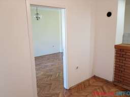 Uknjizen 1.5 stan sa dvoristem, garazom i pom. pros