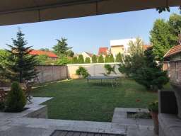 Izdaje se porodicna kuca u Zemunu