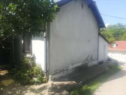 Prodajem kucu-Teodora Drajzera