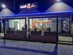 Radnik na izdavanju hrane