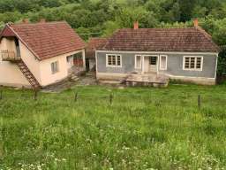 Dve kuce na prodaju-Bogovadja