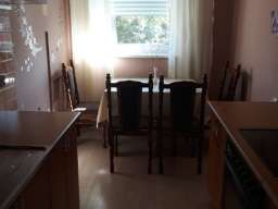 Izdajem namesten stan u centru grada