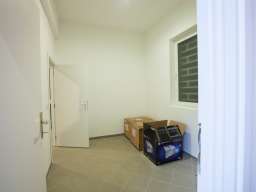 Multifunkcionalan poslovni prostor sa parkingom