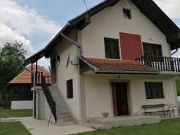 Porodicna kuca 200m2+6ari placa