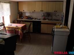 Porodicna kuca 200m2+6ari placa